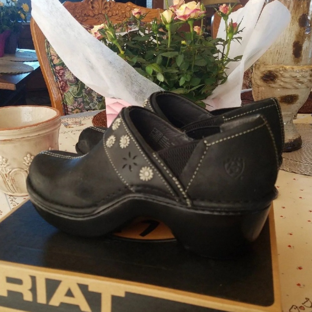 Brand new 7.5 ariat shoes